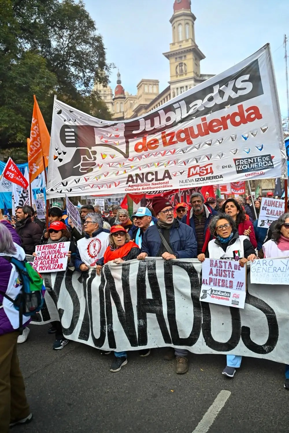 Sindicatos se movilizan al Congreso en respaldo a jubilados contra el&nbsp;ajuste