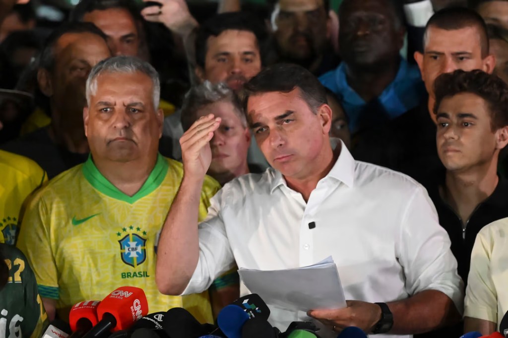 Flávio Bolsonaro desconoció la victoria de Lula y se proclamó presidente electo de&nbsp;Brasil