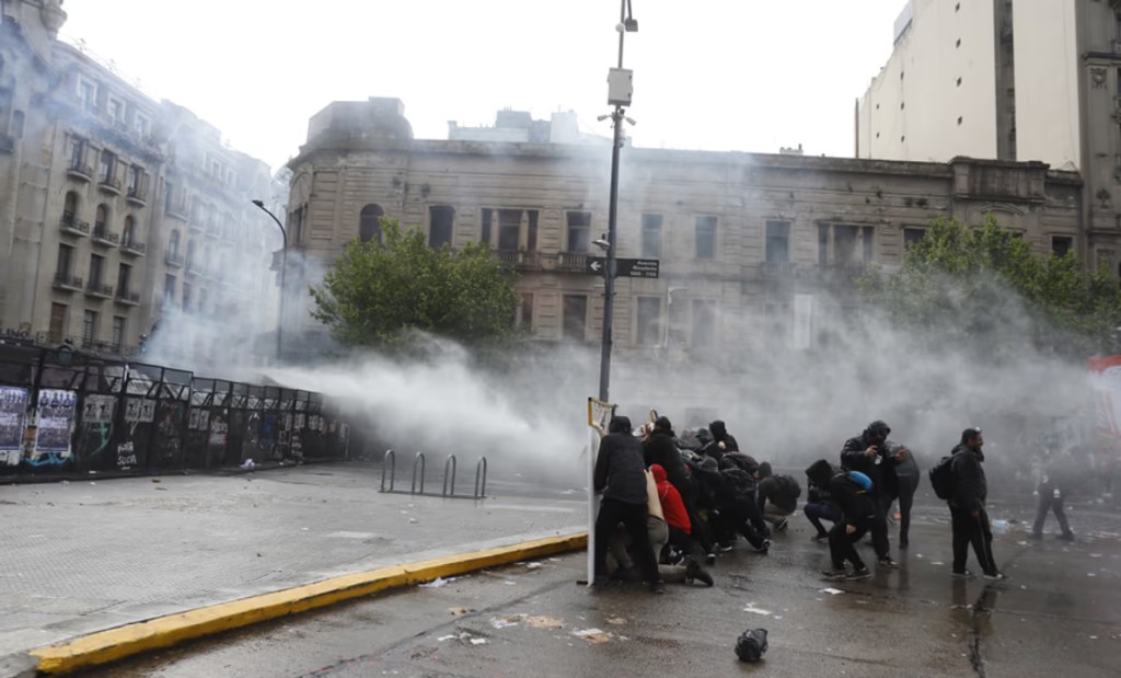 El Gobierno presentó una denuncia penal por los incidentes durante la marcha&nbsp;universitaria